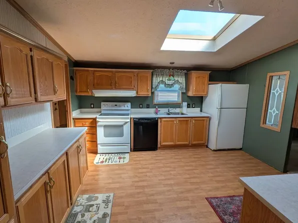 25096 Canyon Cir, Flat Rock, MI 48134