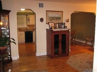 23 Sandpiper Ln, Coram, NY 11727