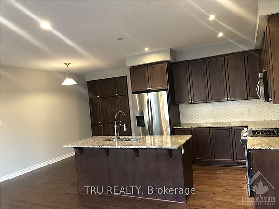 3rd image of 222 Fergus Cres