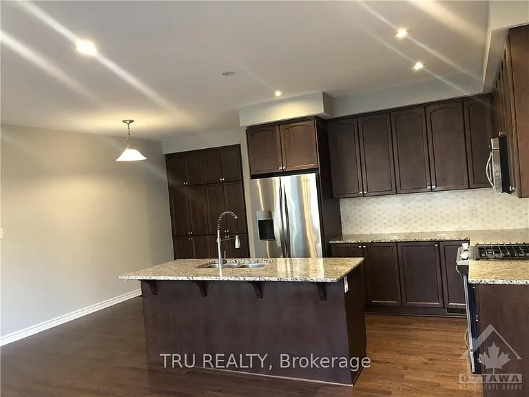 222 Fergus Cres — Photo 3
