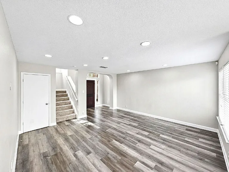 4902 Crestwood Hill Dr — Photo 9