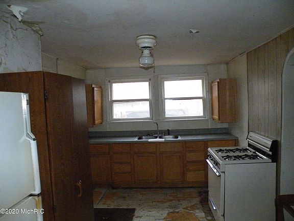 4th image of 2366 Norman Ave
