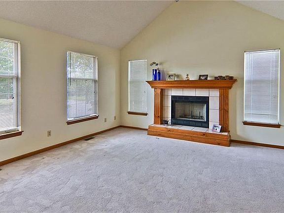 3rd image of 320 NE Dreamweaver Ave