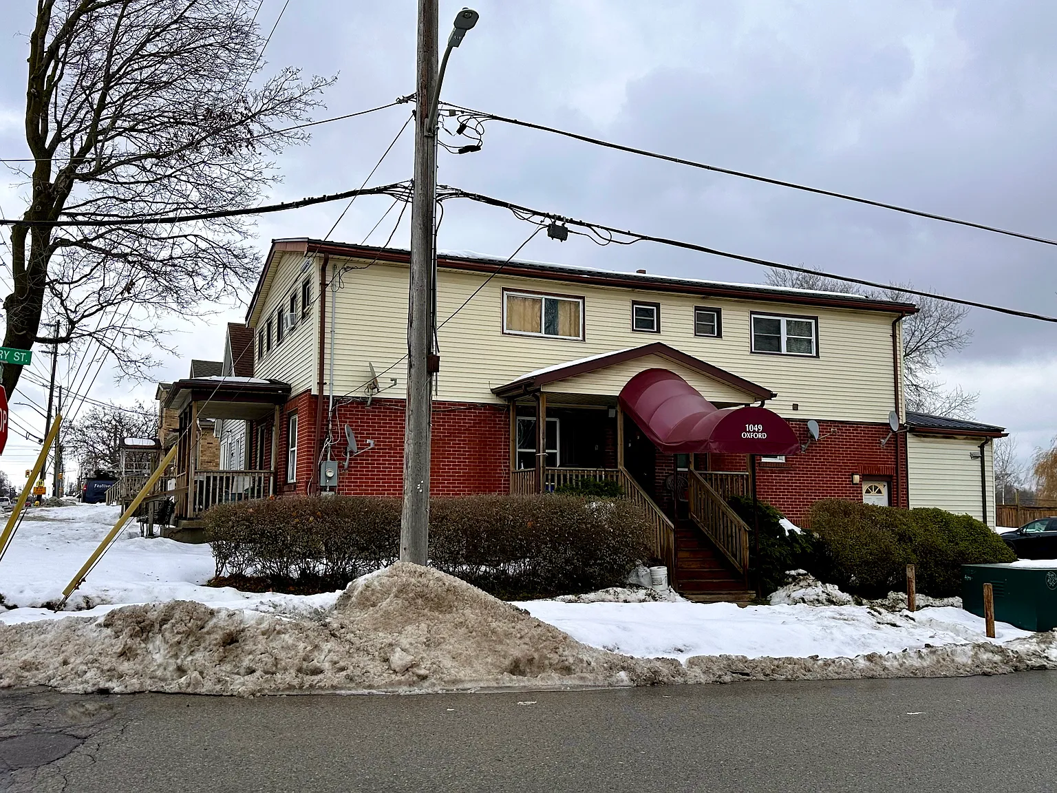 1049 Oxford St E #G photo 1