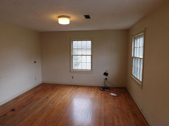 5th image of 2065 E College St