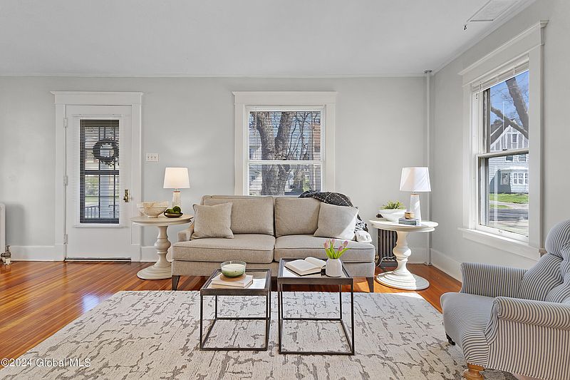 5th image of 22 Washington Road