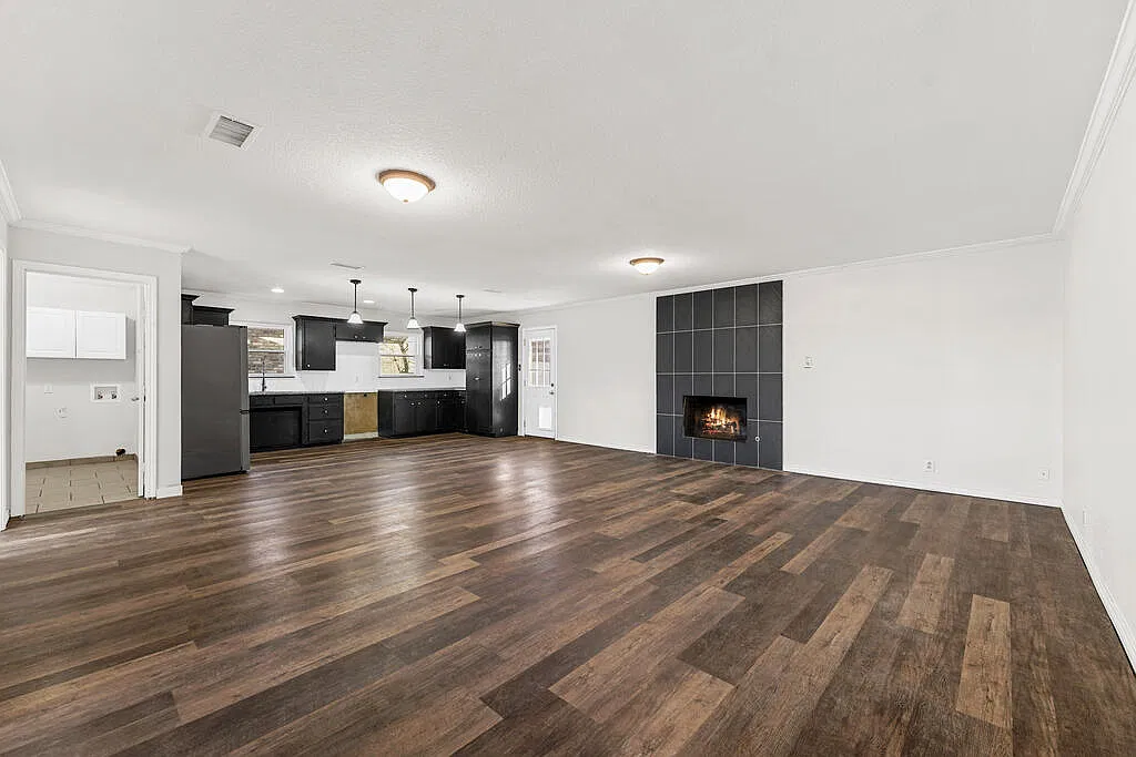 4 bed, 2.0 bath, 2461 sqft, $2,750 — Photo 2