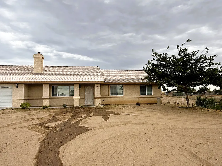 Huge front yard and long driveway.