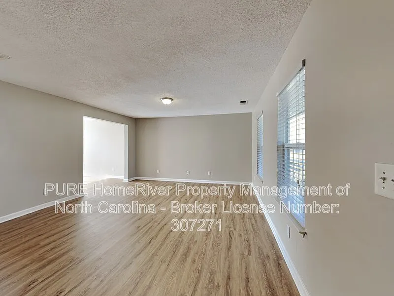 3 bed, 3.0 bath, 1424 sqft, $1,795 — Photo 2