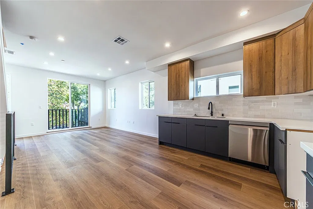 4 bed, 1500 sqft, $4,200 — Photo 3