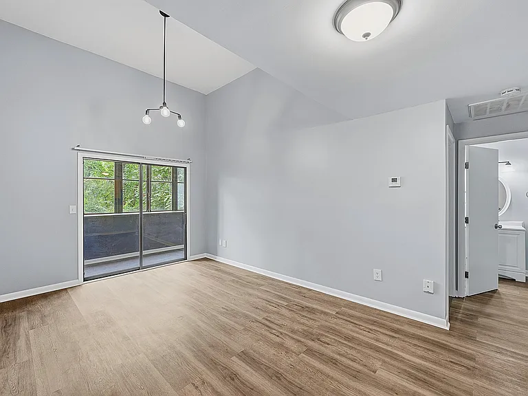 Parkway Apartments — Photo 14
