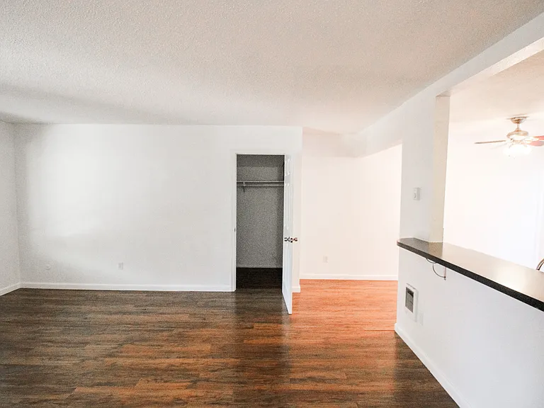 400-406 NE 63rd Ave #402 — Photo 3