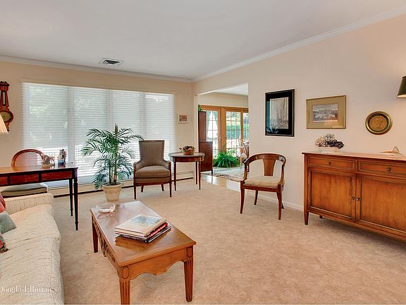 4th image of 24 Park Dr E