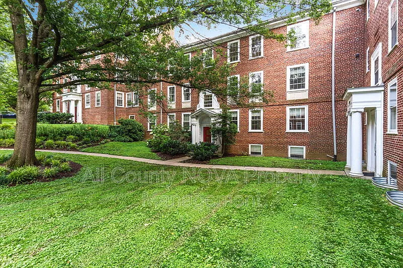 2 bed, 2.0 bath, 1360 sqft, $3,345 — Photo 2