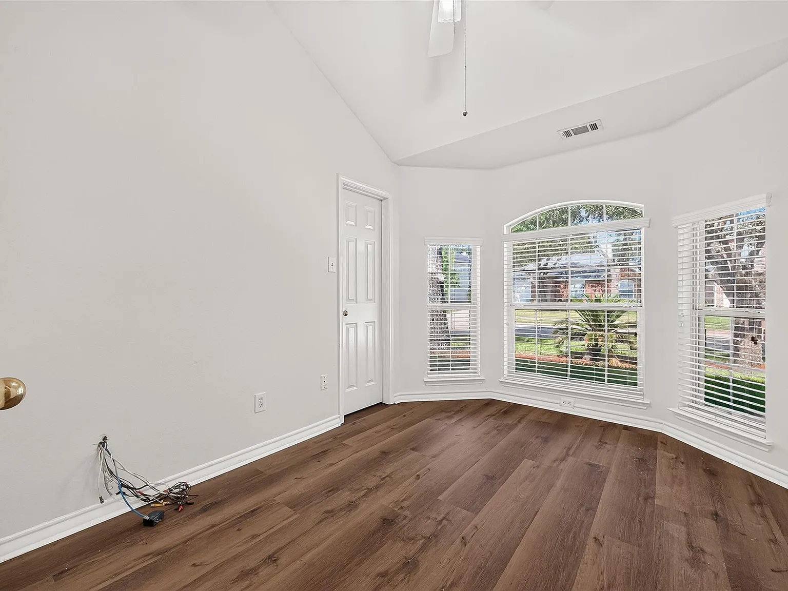 3 bed, 2.0 bath, 2215 sqft, $2,150 — Photo 4