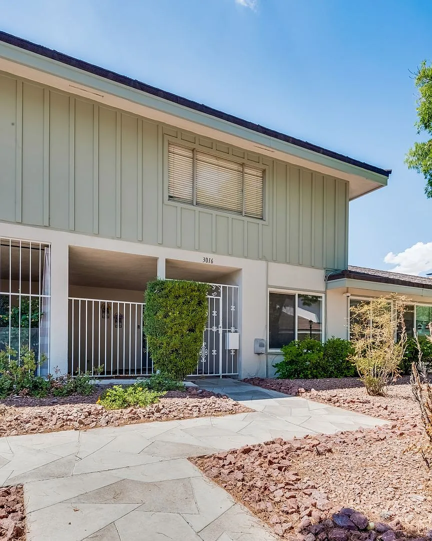 Townhome featuring a vintage floor plan — Photo 1