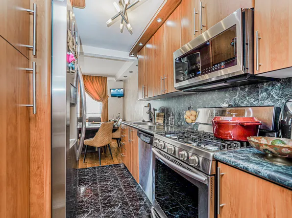 735 Avenue W image 9 of 28