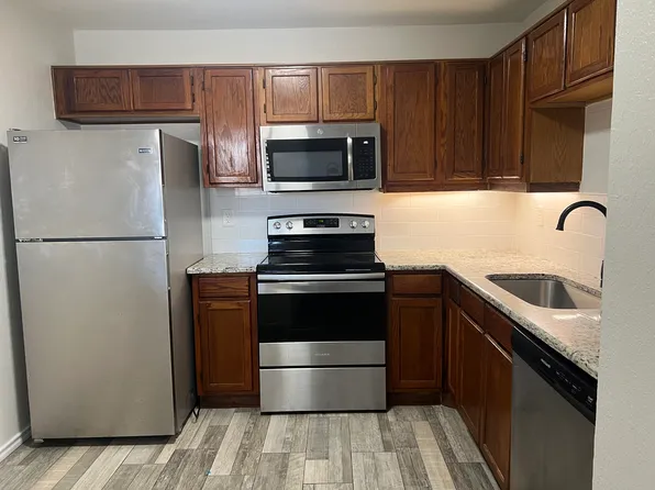 1710 Crest Point Dr, Arlington, TX 76012