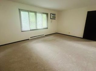 523 E Burnett Rd APT 8, Island Lake, IL 60042