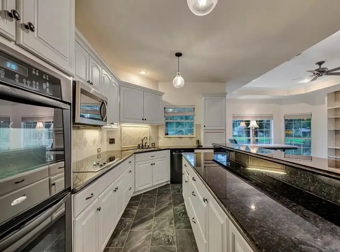 3 bed, 2.0 bath, 2677 sqft, $2,200 — Photo 2