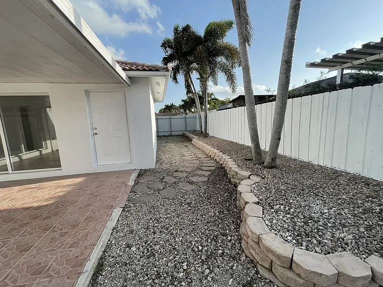 18254 SW 143rd Pl — Photo 41