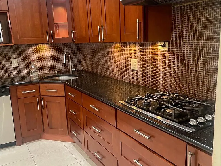 254 College Dr — Photo 2