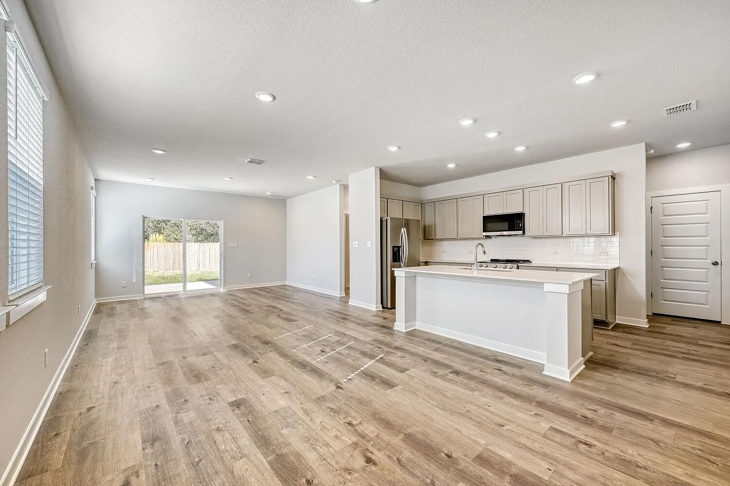4 bed, 2.5 bath, 2262 sqft, $2,500 — Photo 3