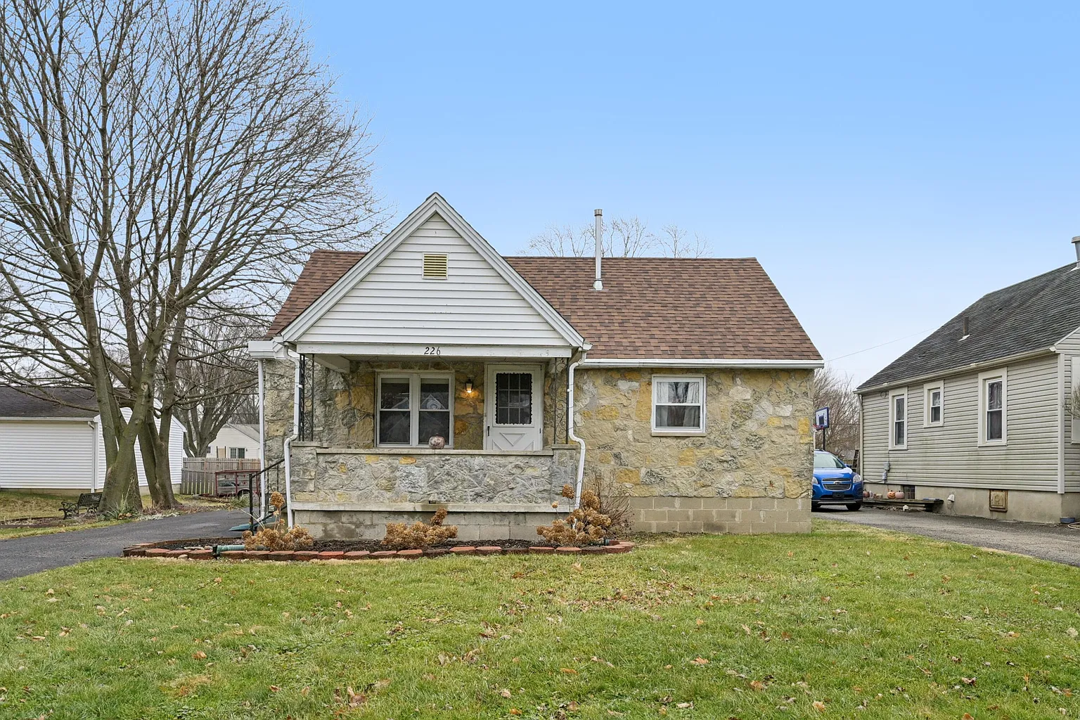 226 Larchmont Ave photo 1