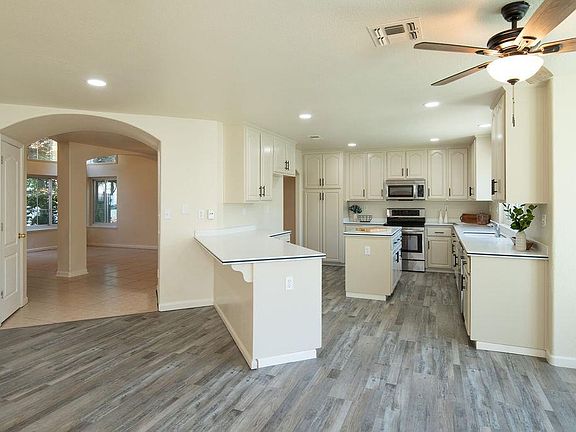 4th image of 2620 Medinah Ct