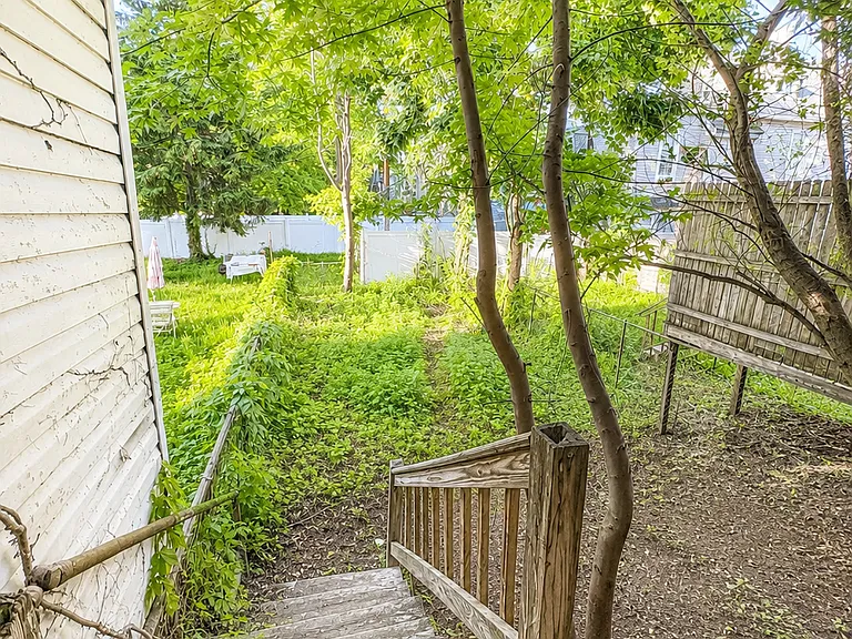 271 1/2 6th Ave W — Photo 23