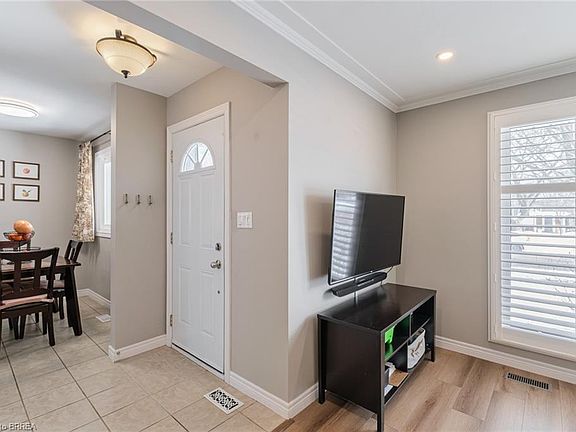 5th image of 18 Linden Ave
