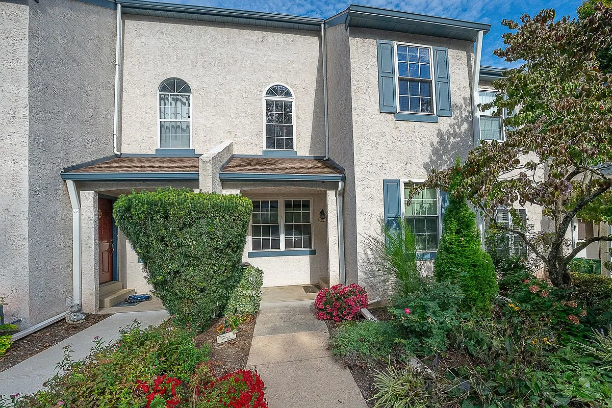 2 bed, 1.5 bath, 1296 sqft, $2,450 — Photo 1