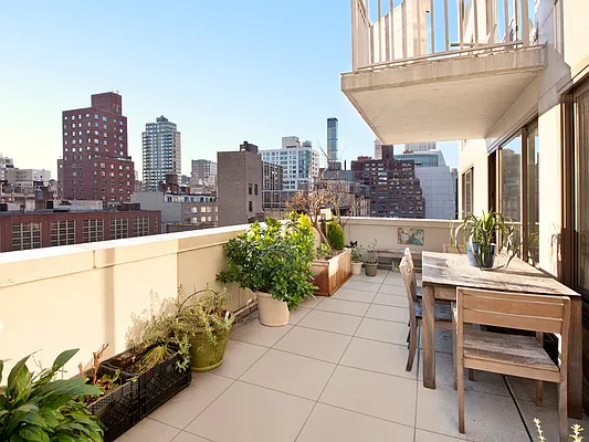 Sold by Sotheby's International Realty | media 11