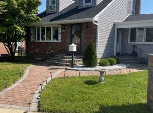 20 Victor Ct, Hicksville, NY 11801