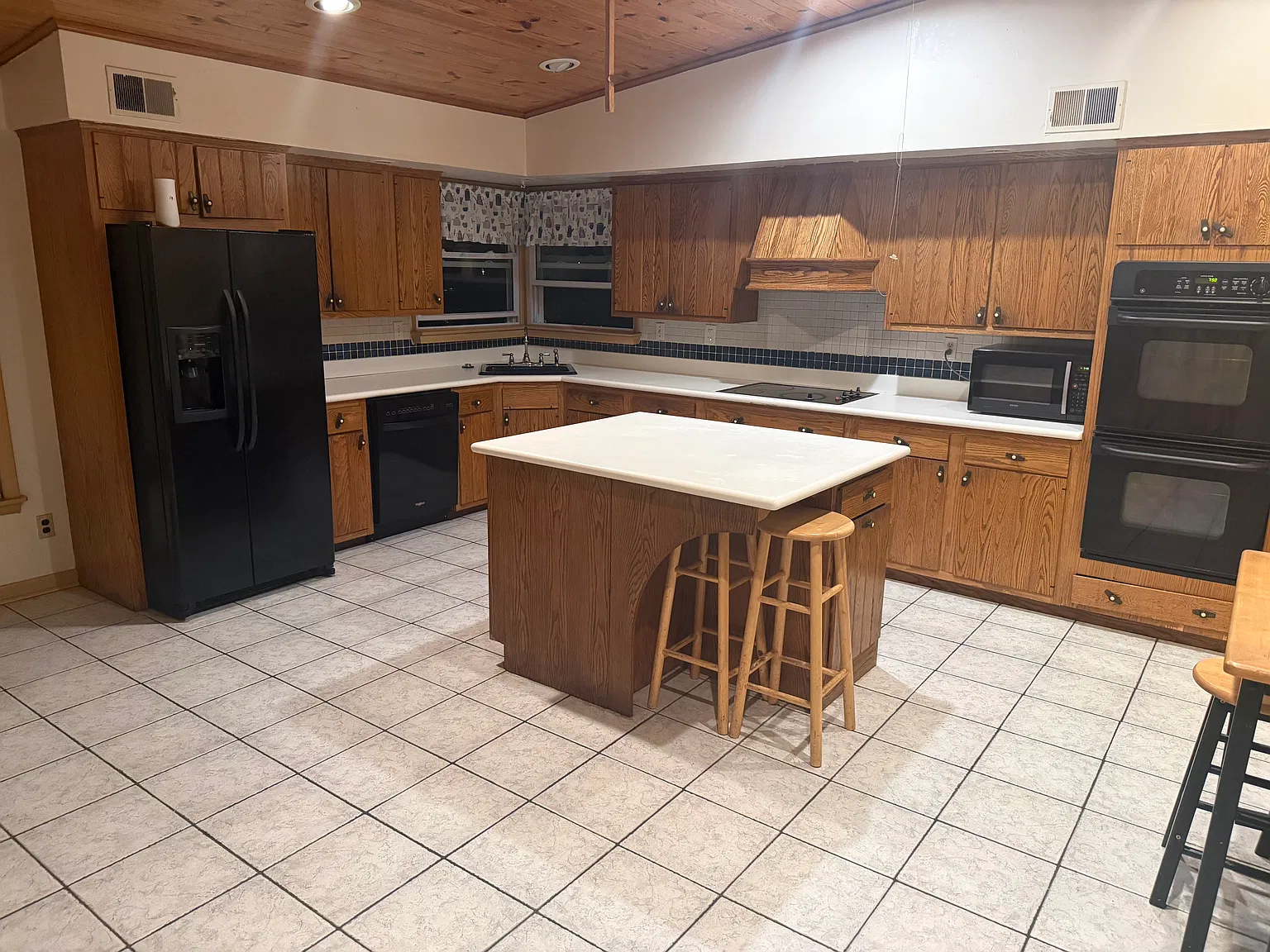 3 bed, 1.5 bath, 1412 sqft, $2,100 — Photo 2