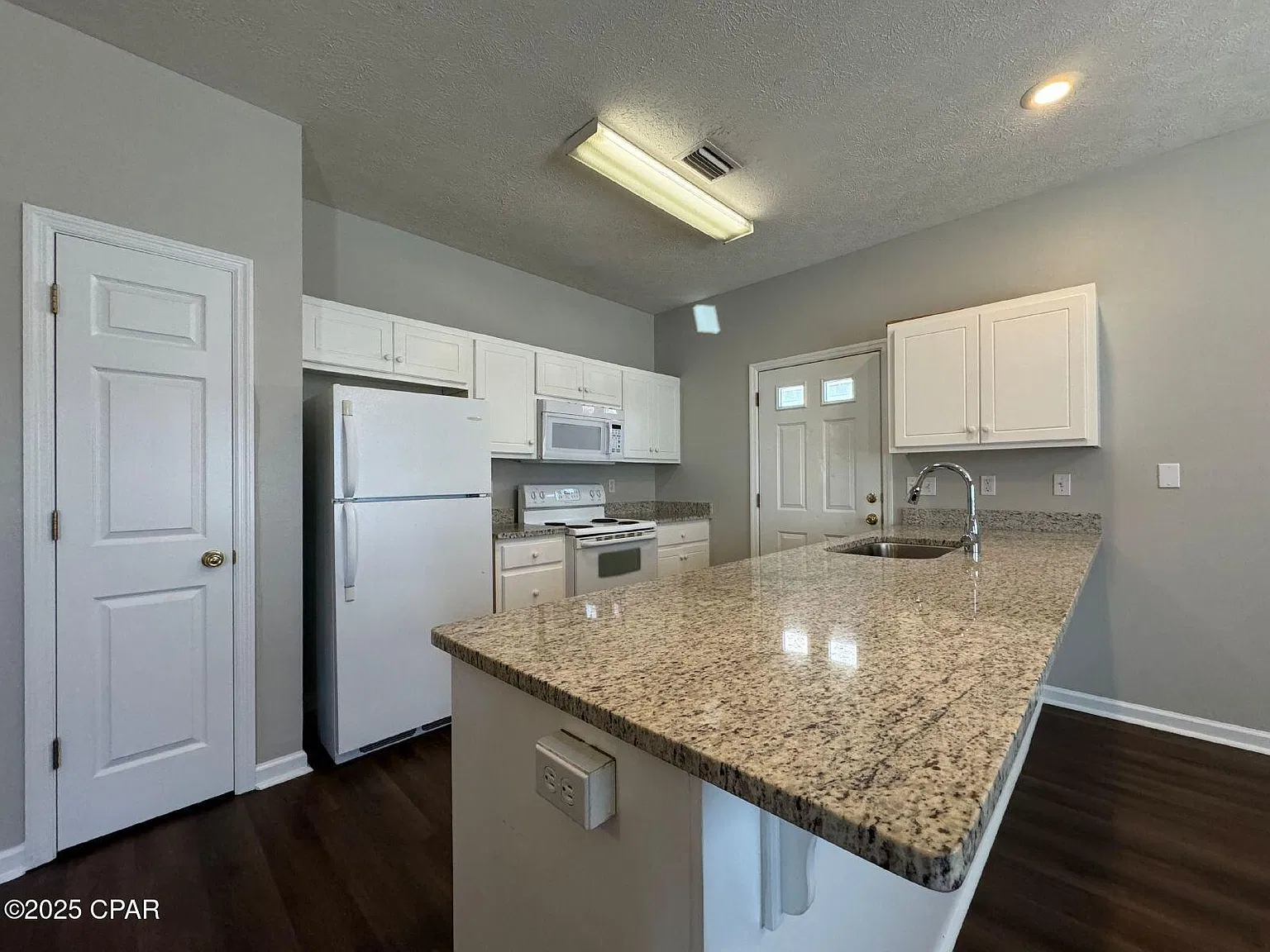 2 bed, 1025 sqft, $1,300 — Photo 4
