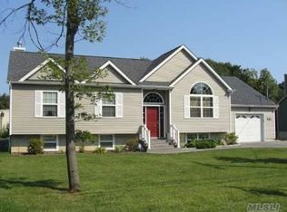 197 Rollstone Ave, West Sayville, NY 11796