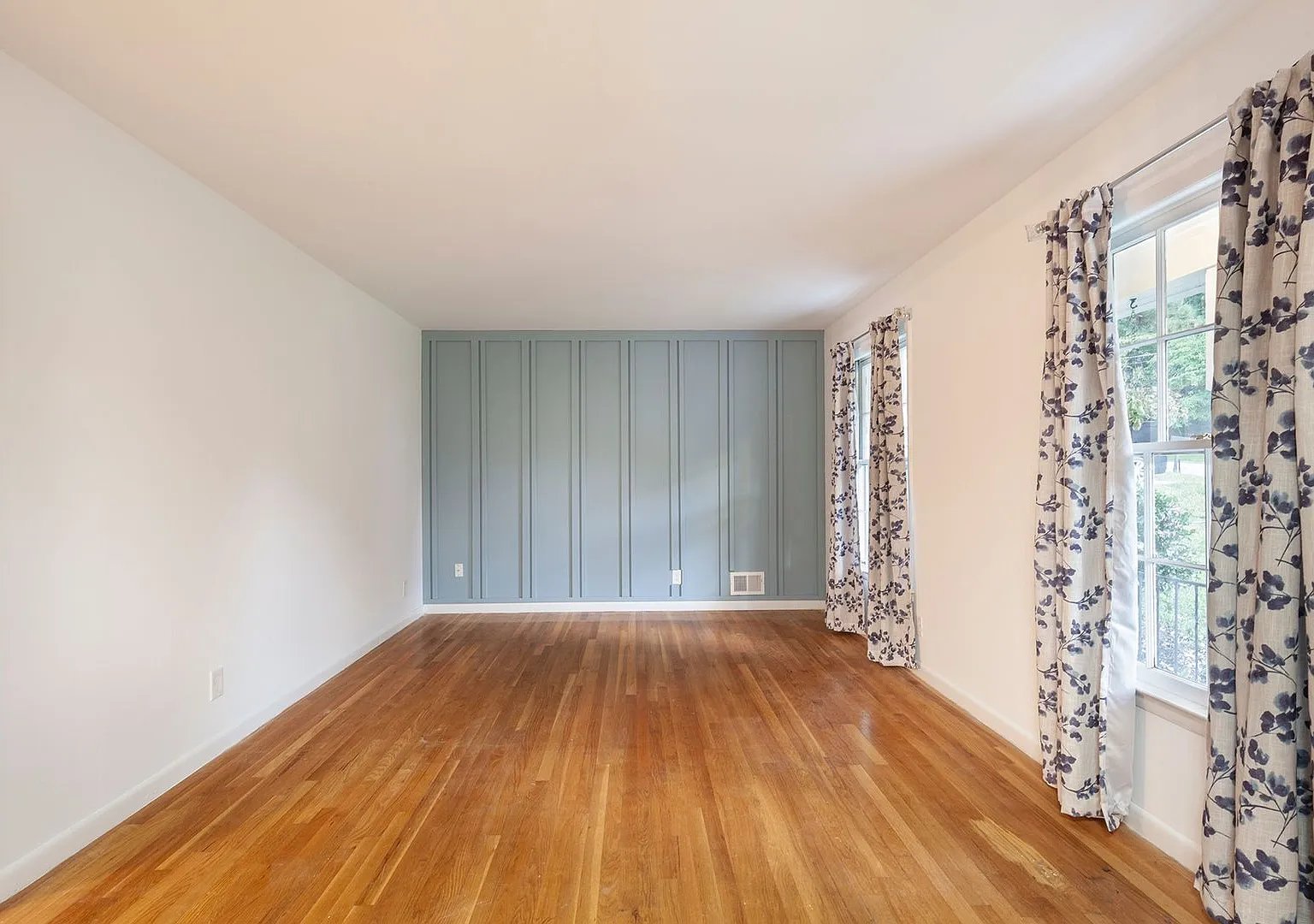 Spacious 3bd/2ba w/ 2 Car Garage and Large Fully Fenced Backyard!! — Photo 4