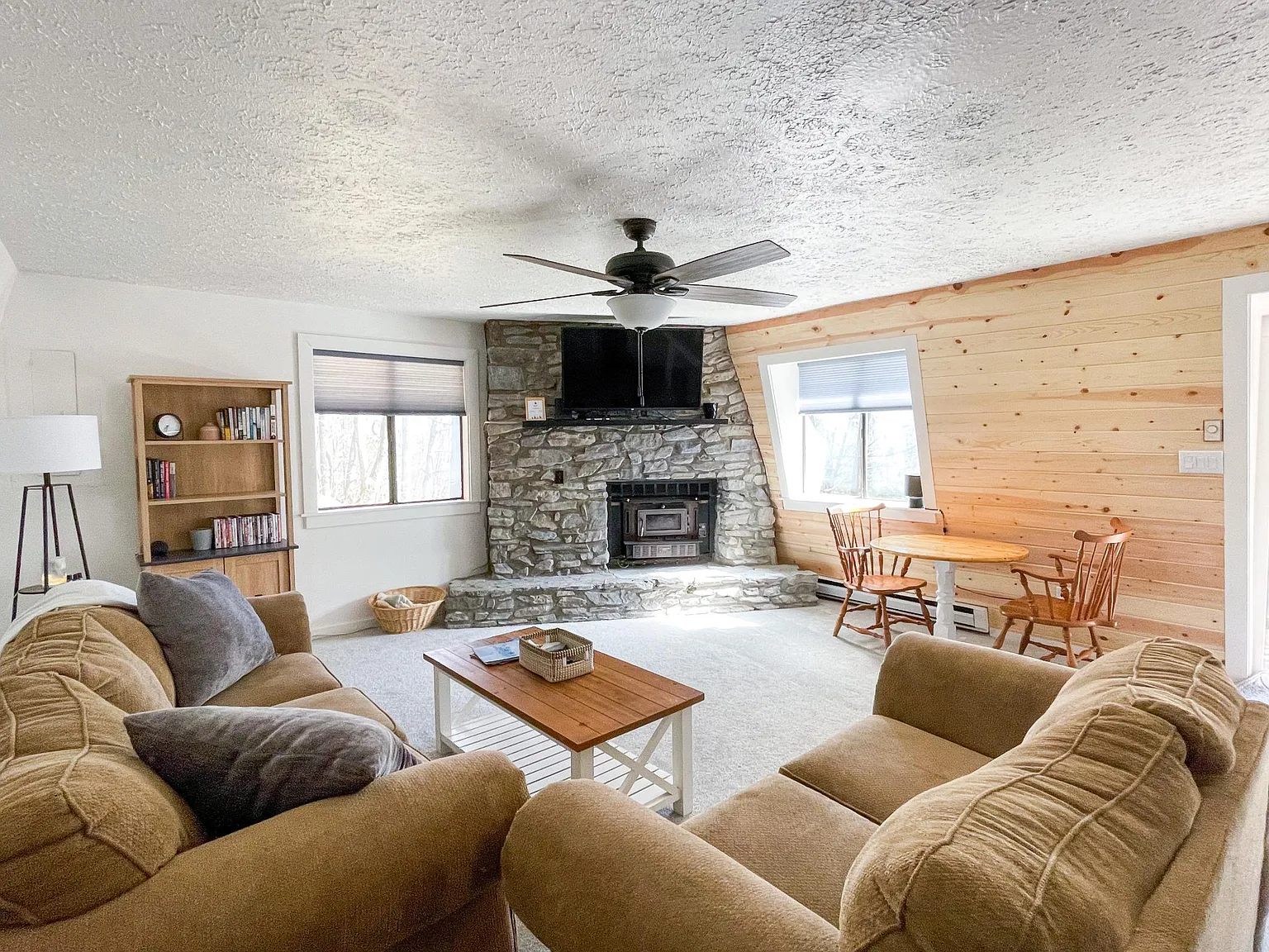 2 bed, 1271 sqft, $1,900 — Photo 2