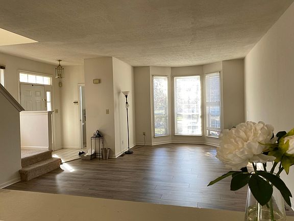 Living room - front entrance