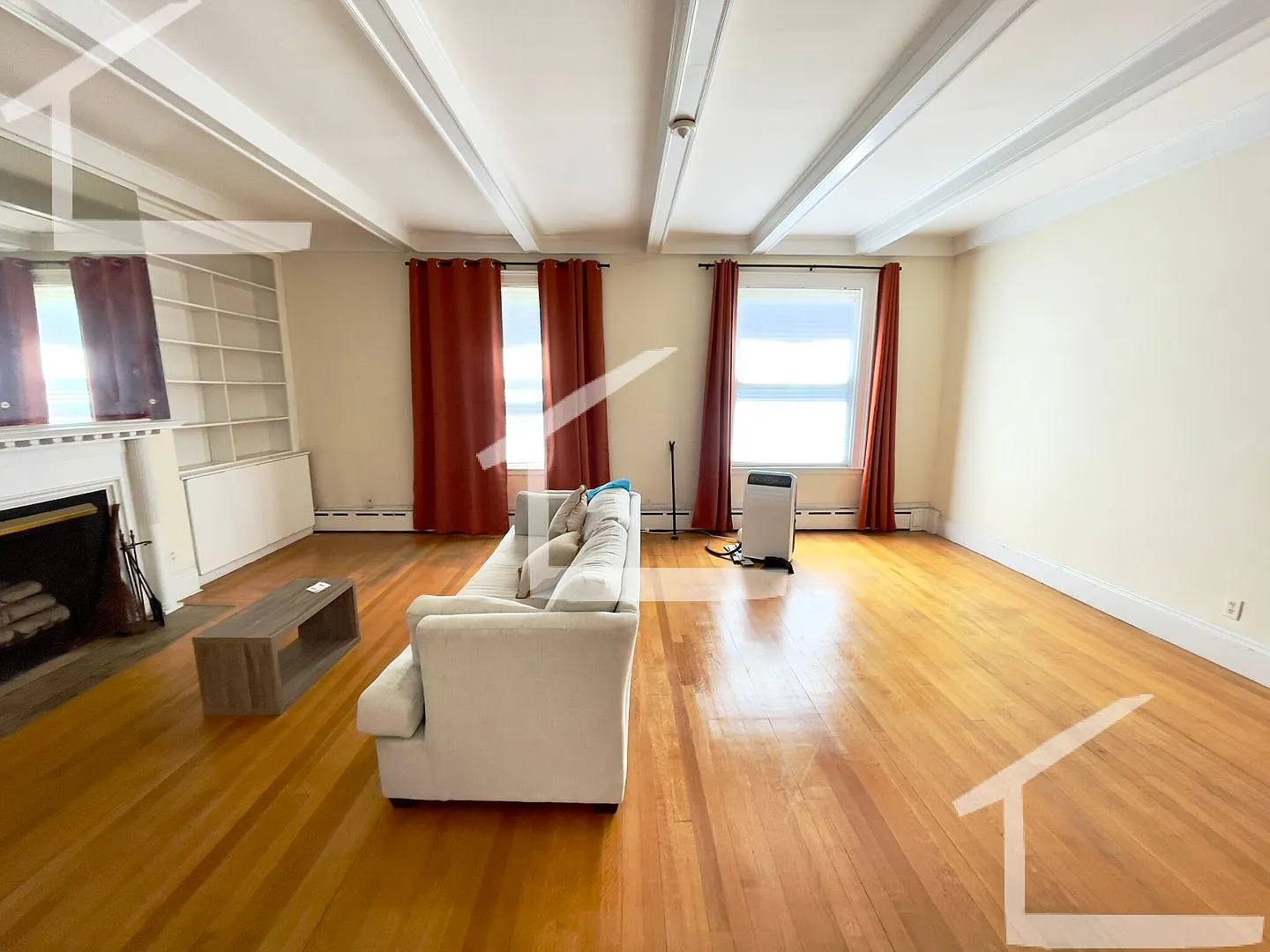 9/1 - No Fee! Oversized 3BR/2BA w/parking near Washington Square! — Photo 4