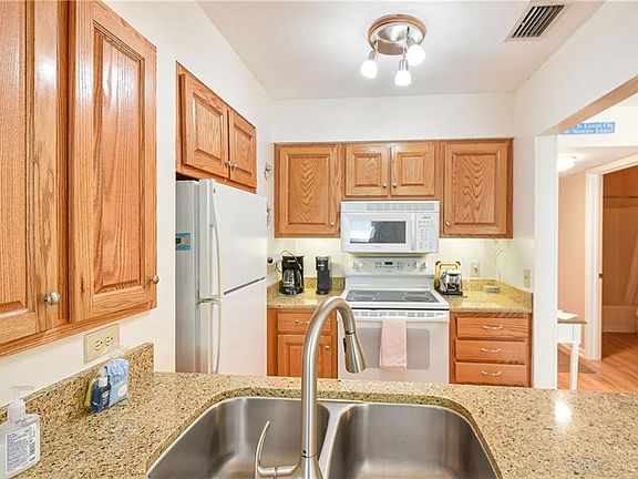 3rd image of 1524 Wood Ave APT 314