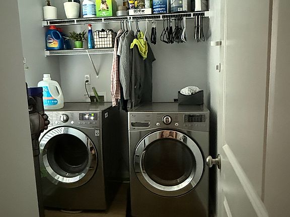 Laundry room off