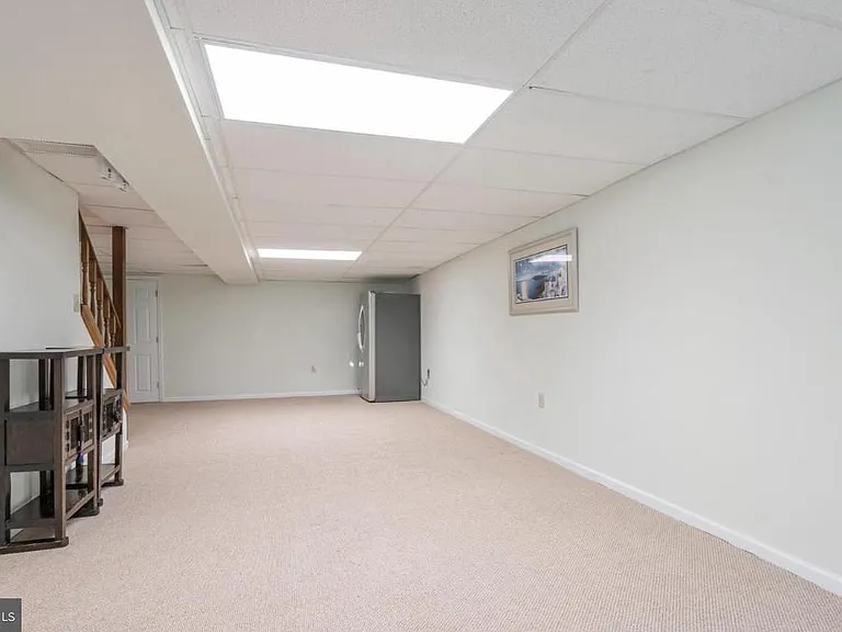 2074 Yorktown S — Photo 38