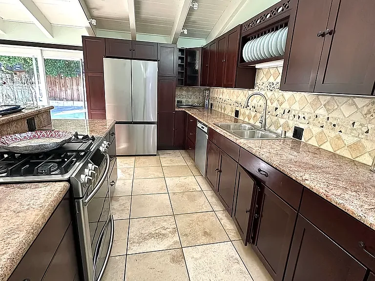 520 Saint Claire Dr — Photo 8