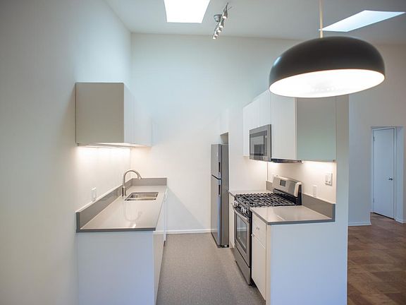 3rd image of 629 Idaho Avenue # 8 Fl 2nd