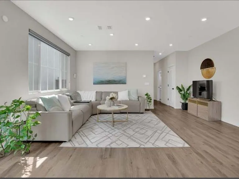 128 E McClintock Ln — Photo 2