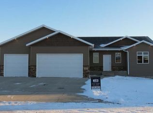 707 Canyon Rd, Mandan, ND 58554