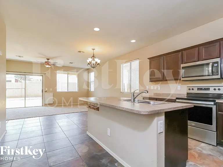 15427 W Canterbury Dr — Photo 6