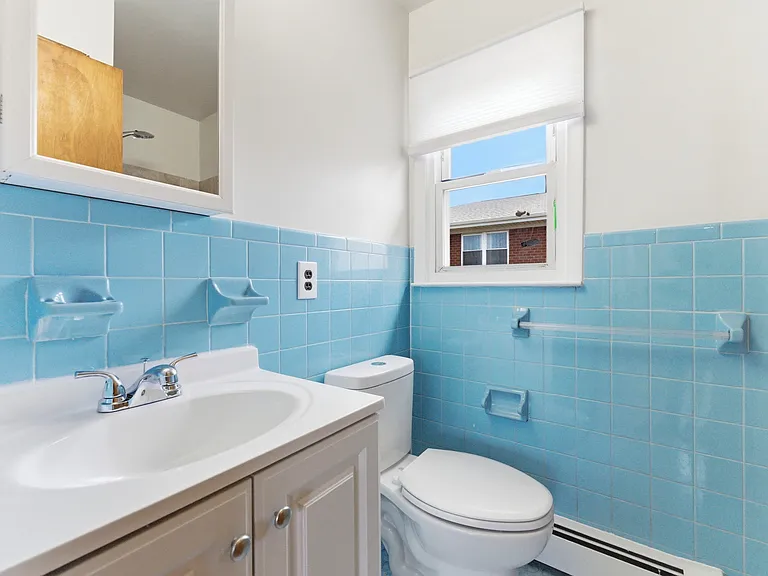 370 Henry St — Photo 16